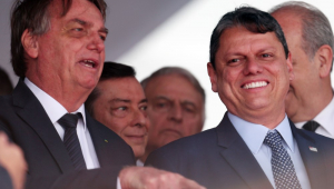 O ex-presidente Jair Bolsonaro acompanha o governador Tarcísio de Freitas em solenidade de formatura de oficiais da Polícia Militar de São Paulo