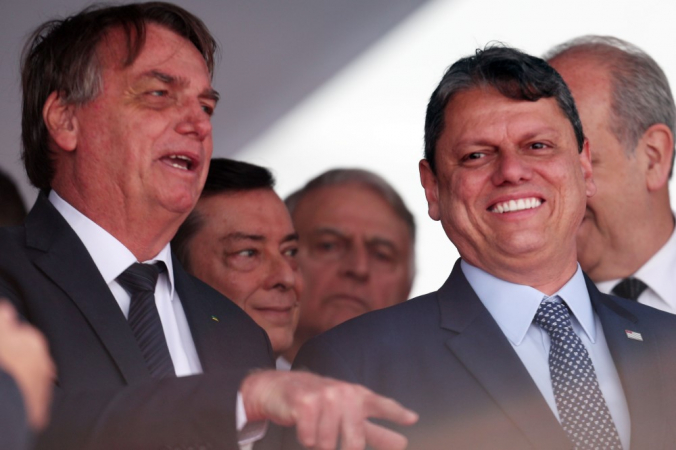 O ex-presidente Jair Bolsonaro acompanha o governador Tarcísio de Freitas em solenidade de formatura de oficiais da Polícia Militar de São Paulo