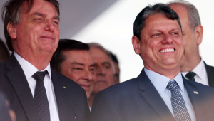 O ex-presidente Jair Bolsonaro acompanha o governador de São Paulo, Tarcísio de Freitas (Republicanos) em solenidade de formatura de oficiais da Polícia Militar