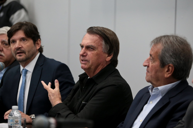O ex-presidente da República Jair Bolsonaro (PL) (c), entre o presidente da Assembleia Legislativa de São Paulo, o deputado estadual André do Prado (PL) (E), e o presidente do Partido Liberal (PL), Valdemar Costa Neto