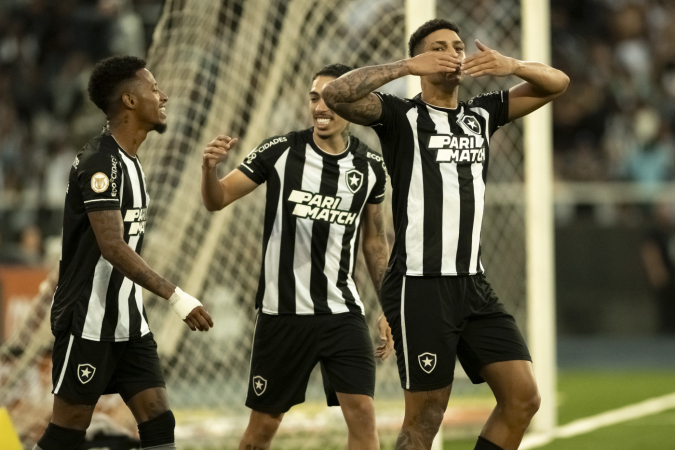 No primeiro jogo sem Luís Castro, Botafogo vence clássico contra o Vasco e  se mantém na liderança