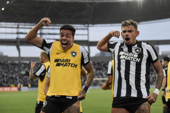 Botafogo ganhou do Coritiba no Nilton Santos
