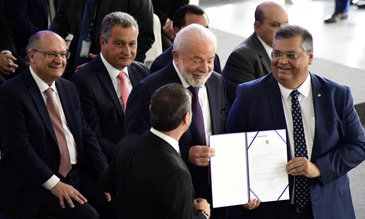 Lula, Dino e ministros em anúncio do PAS