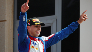 Gabriel Bortoleto comemora vitória na Fórmula 3