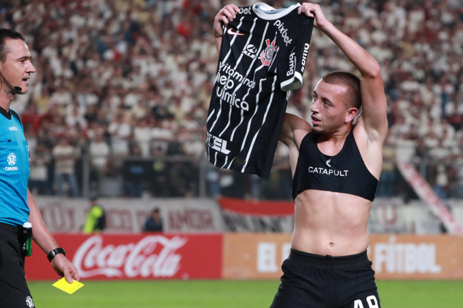 Ryan foi expulso de jogo do Corinthians contra Universitario