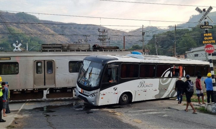 Acidente entre ônibus e trem deixa 19 feridos em Japeri, no RJ; veja o  vídeo | Jovem Pan