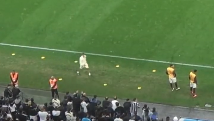 Preparador físico do Universitario imitou macaco em direção aos torcedor do Corinthians