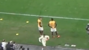 Preparador físico do Universitario imitando um macaco para torcedores do Corinthians