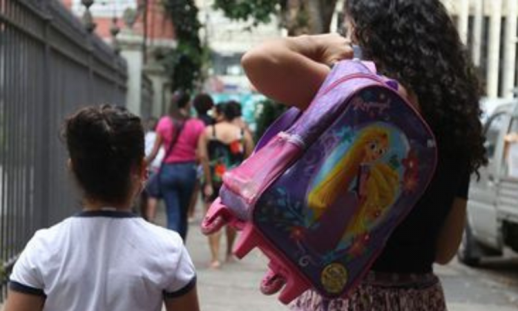 Mãe levando filha para escola