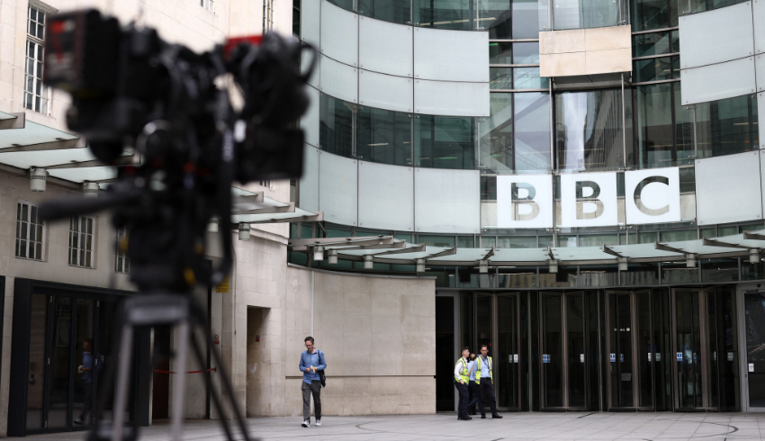 BBC presenter stops broadcasting after being accused of paying minors for intimate photos – Jovem Pan
