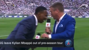 Shaka Hislop desmaiando ao vivo