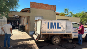 Carro do IML em frente a uma casa no Tocantins