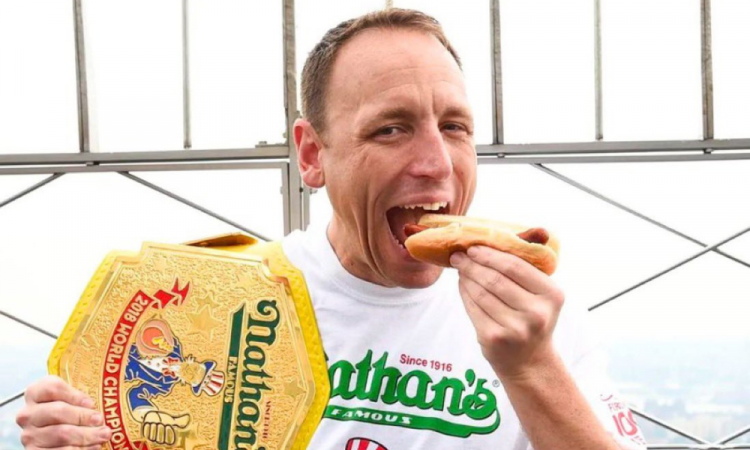 Rei do hot dog' devora 62 lanches em 10 minutos e vence concurso pela 16ª  vez nos EUA; assista