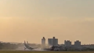 Avião bimotor pousou de bico em aeroporto de Sorocaba