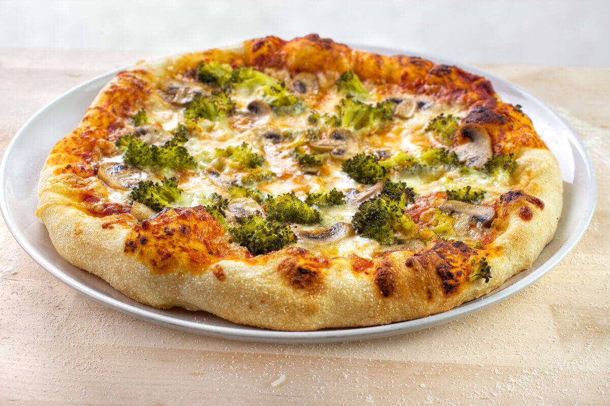 Pizza de brócolis com queijo e cogumelos 