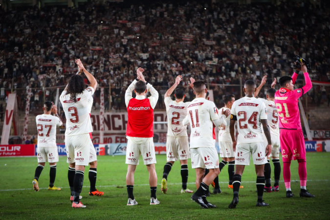 Jogadores do Univesitario aplaudem torcedores no Estádio Monumental