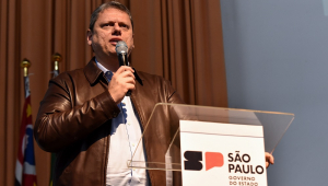 Tarcísio de Freitas fala à frente de púlpito com banner do governo de São Paulo