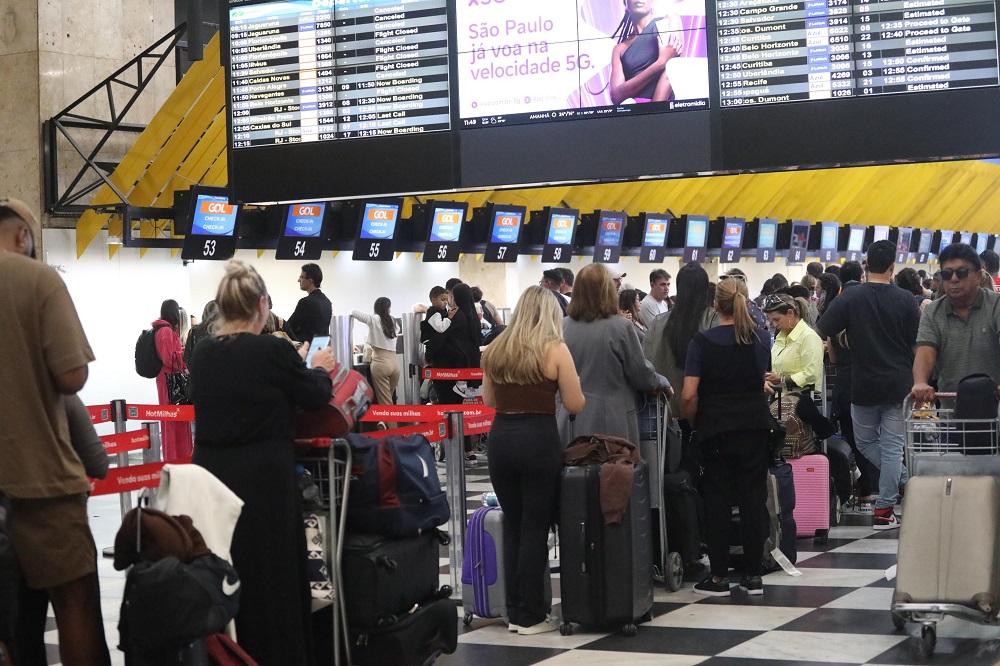 Aeroporto de Santa Catarina com filas