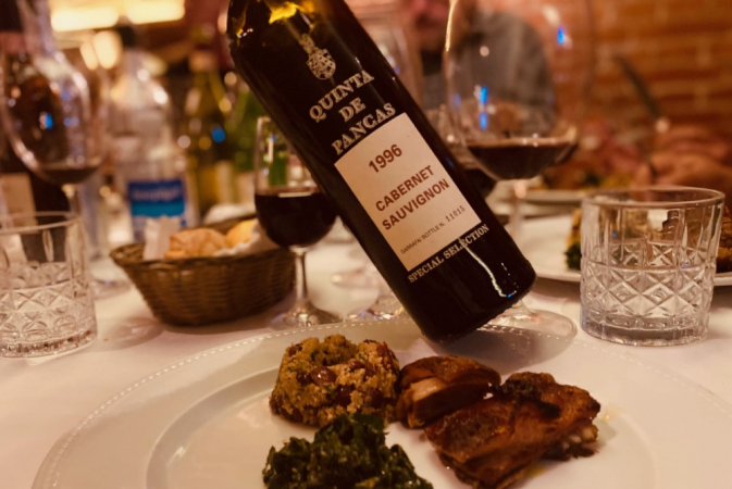 Garrafa de vinho em mesa de restaurante