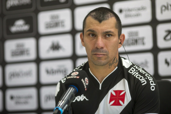 Gary Medel assinou com o Vasco até o fim de 2024