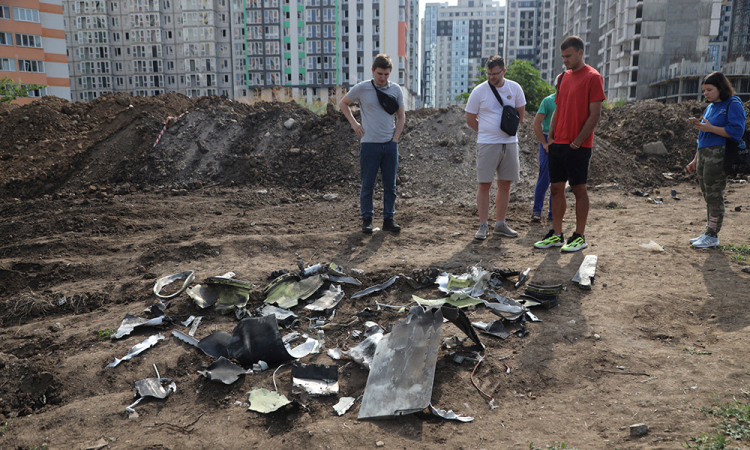 Fragmentos de míssil após explosão em Odessa, na Ucrânia