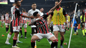 Atacante Luciano, do São Paulo, comemorando gol em cima do Corinthians