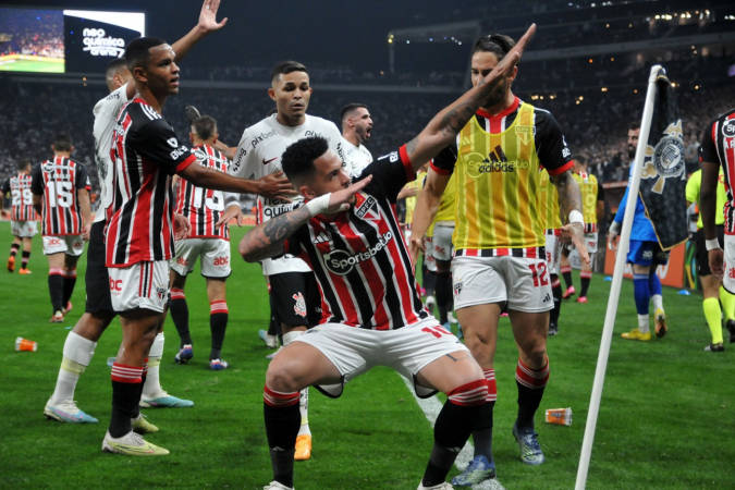 Atacante Luciano, do São Paulo, comemorando gol em cima do Corinthians