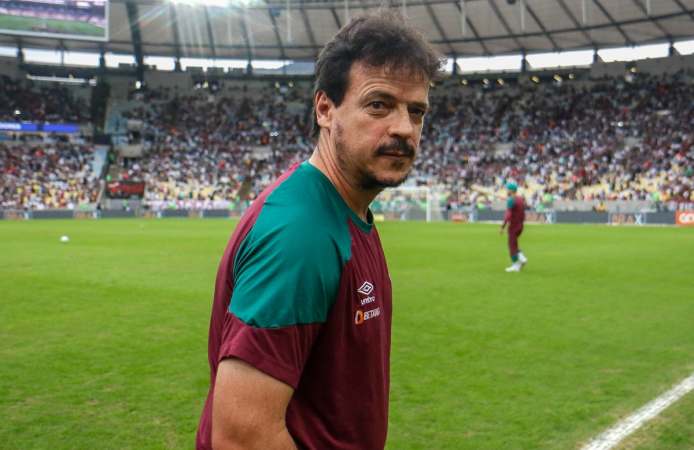 Fernando Diniz comemorando vitória do Fluminense no Brasileirão