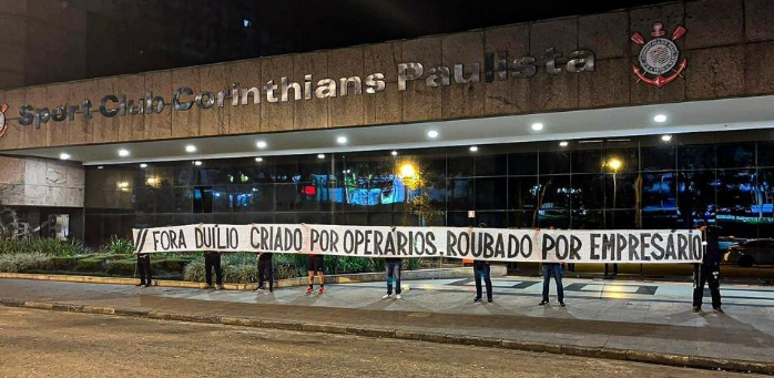 Gaviões promoveu protestou em frente ao CT do Corinthians