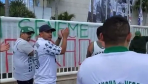 Mancha Verde, organizada do Palmeiras, protestando em frente à sede da CBF