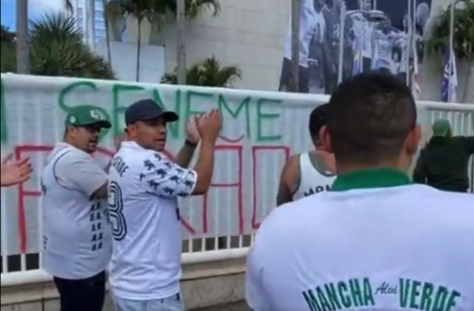 Mancha Verde, organizada do Palmeiras, protestando em frente à sede da CBF