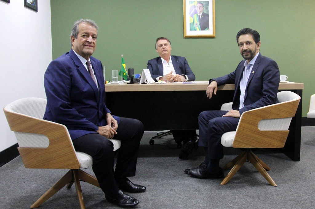 Bolsonaro, Valdemar Costa Neto e Ricardo Nunes sentados à mesa posam para foto