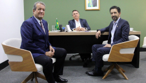 Bolsonaro, Valdemar Costa Neto e Ricardo Nunes sentados à mesa posam para foto