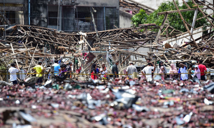 Casas e lojas também foram destruídas pela explosão em Sungai Kolok, na Tailândia