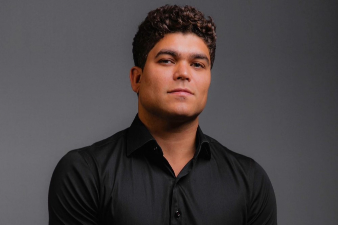 Tallis Gomes em foto de camisa preta