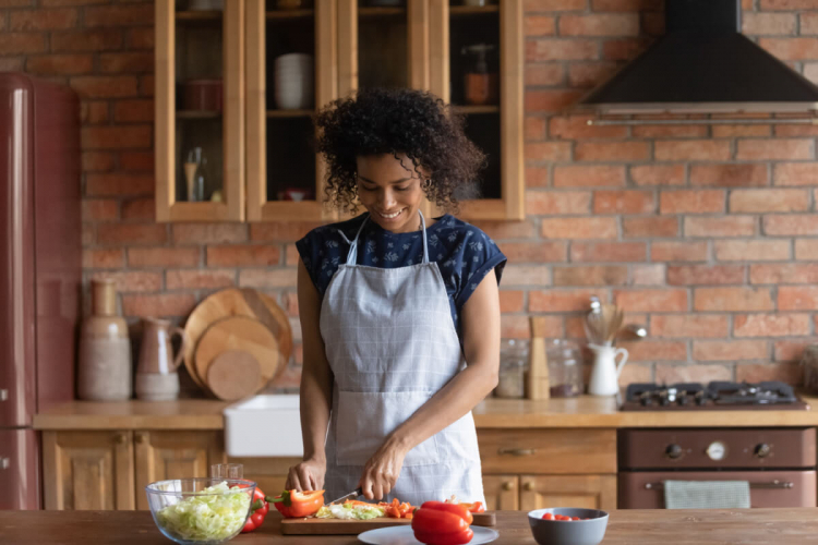 Veja como cozinhar a própria comida melhora a saúde e o bem-estar