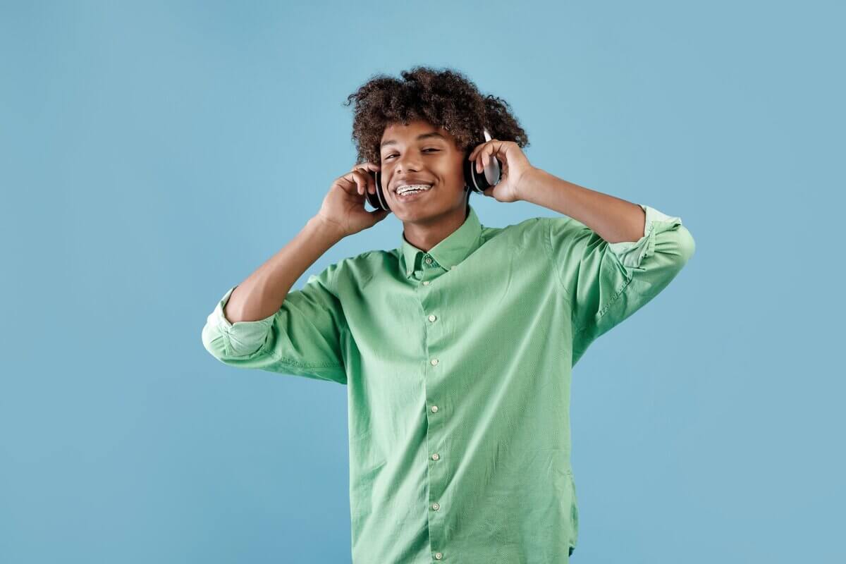 Fones de ouvido no volume máximo alteram a qualidade da audição 