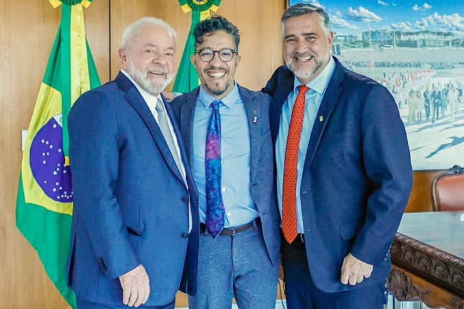 O presidente Luiz Inácio Lula da Silva (e) recebe em seu gabinete no Palácio do Planalto o ex deputado, Jean Wyllys