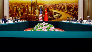 O enviado do clima dos EUA, John Kerry (à esquerda), e o diretor do Gabinete da Comissão de Relações Exteriores do Comitê Central do Partido Comunista da China, Wang Yi (à direita), participam de uma reunião no Grande Salão do Povo em Pequim em 18 de julho de 2023