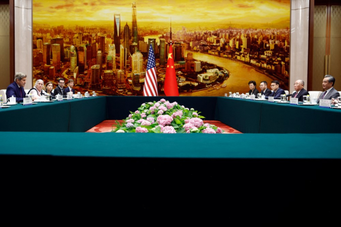 O enviado do clima dos EUA, John Kerry (à esquerda), e o diretor do Gabinete da Comissão de Relações Exteriores do Comitê Central do Partido Comunista da China, Wang Yi (à direita), participam de uma reunião no Grande Salão do Povo em Pequim em 18 de julho de 2023