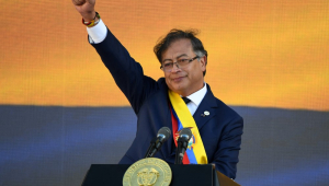 Gustavo Petro gesticula após fazer um discurso durante sua cerimônia de posse na Praça Bolívar