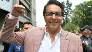 O ex-deputado e agora candidato à presidência, Fernando Villavicencio, gesticula do lado de fora da Procuradoria-Geral da República em Quito