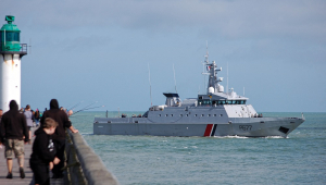 Um navio de patrulha da classe P677 Cormoran Flamant da Marinha Francesa navega no porto de Calais, norte da França, durante uma operação de resgate mobilizando recursos franceses e britânicos
