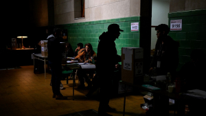 Pessoas esperam para votar durante as eleições primárias em uma seção eleitoral em Buenos Aires