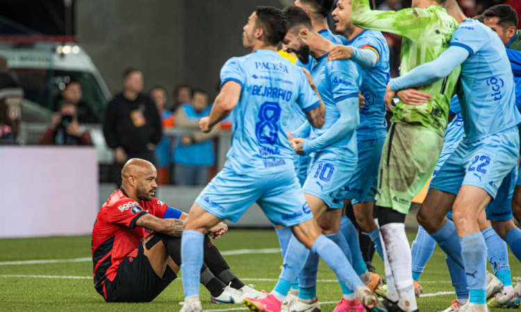 Athletico-PR vence o Bolívar no tempo normal, mas perde nos pênaltis e dá adeus à Libertadores