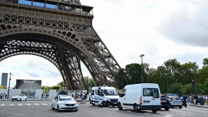 Oficiais da tropa de choque (CRS) protegem uma área no centro de Paris após um alerta de segurança porque uma ameaça de bomba resultou na evacuação de três andares da Torre Eiffel