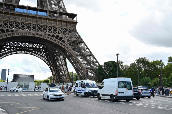 Oficiais da tropa de choque (CRS) protegem uma área no centro de Paris após um alerta de segurança porque uma ameaça de bomba resultou na evacuação de três andares da Torre Eiffel
