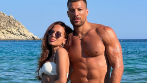 No mar, Anitta posa para foto com o namorado Simone Susinna