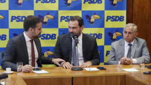 O governador Eduardo Leite (esq.), o líder do PSDB na Câmara, Adolfo Viana (centro), e o líder do partido no Senado, Izalci Lucas (dir.)