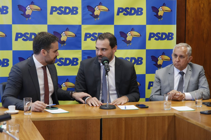 O governador Eduardo Leite (esq.), o líder do PSDB na Câmara, Adolfo Viana (centro), e o líder do partido no Senado, Izalci Lucas (dir.)